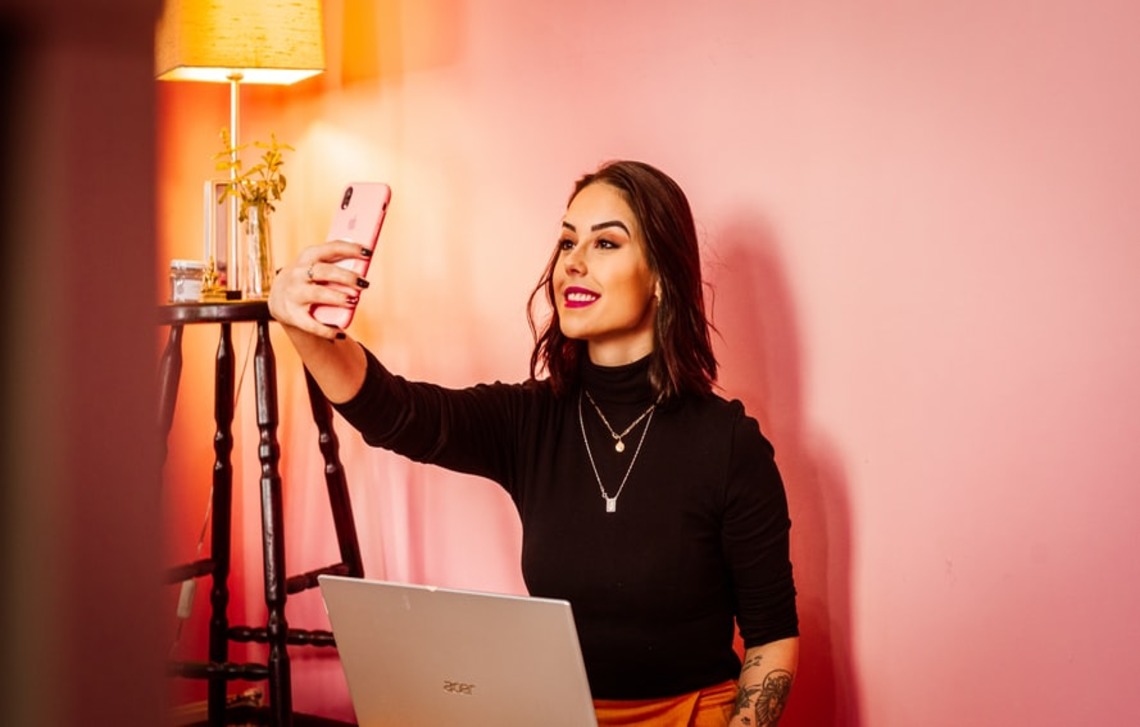 Seorang wanita sedang berfoto sebagai representasi mega social media influencer