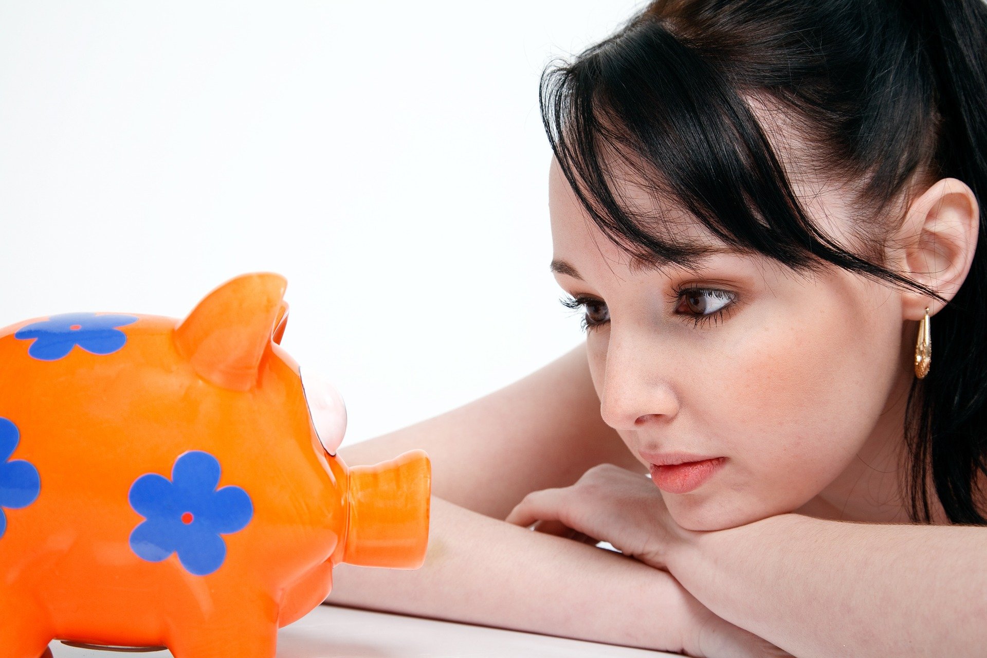 https://pixabay.com/photos/piggy-bank-saving-money-young-woman-850607/